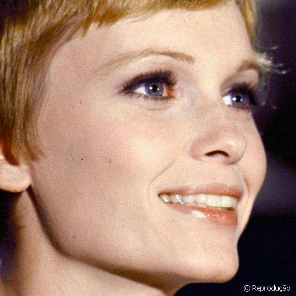 Algumas vezes Mia Farrow usava sombra preta na pálpebra superior para definir mais o olhar